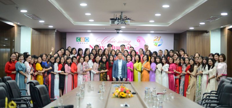 CBNV nữ Tập đoàn CEO cùng Ban lãnh đạo chụp ảnh lưu niệm nhân Ngày Phụ nữ Việt Nam 20/10